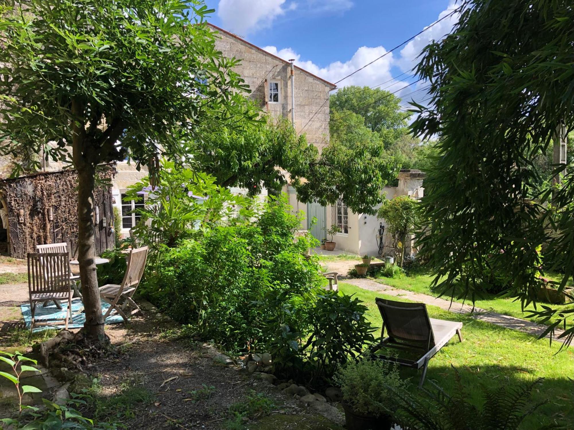 L'Heure Bleue Bed and Breakfast Saintes Eksteriør billede